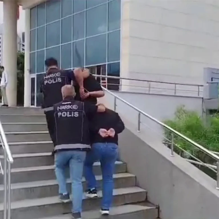 200 bin TL'lik otomobille 2,5 milyon TL'lik kokain taşıdılar! Motor kısmına gizlemişler