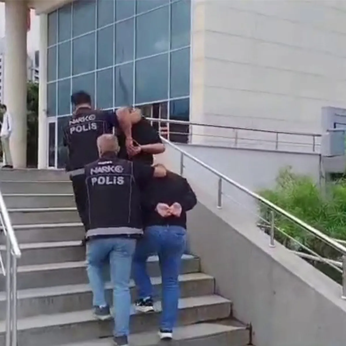 200 bin TL'lik otomobille 2,5 milyon TL'lik kokain taşıdılar! Motor kısmına gizlemişler