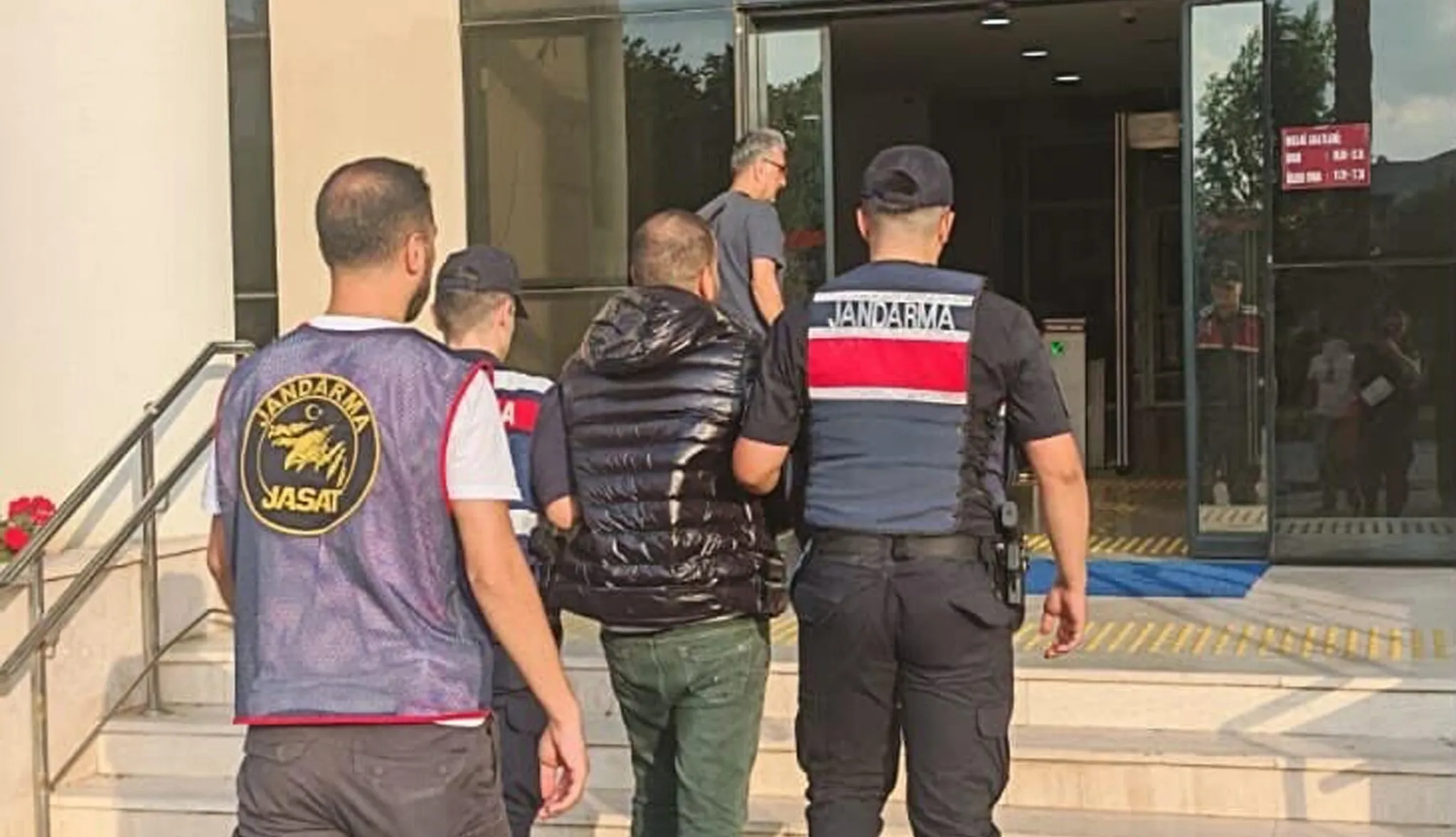 60 suçtan aranıyordu! İzmir'de jandarmadan nokta operasyon
