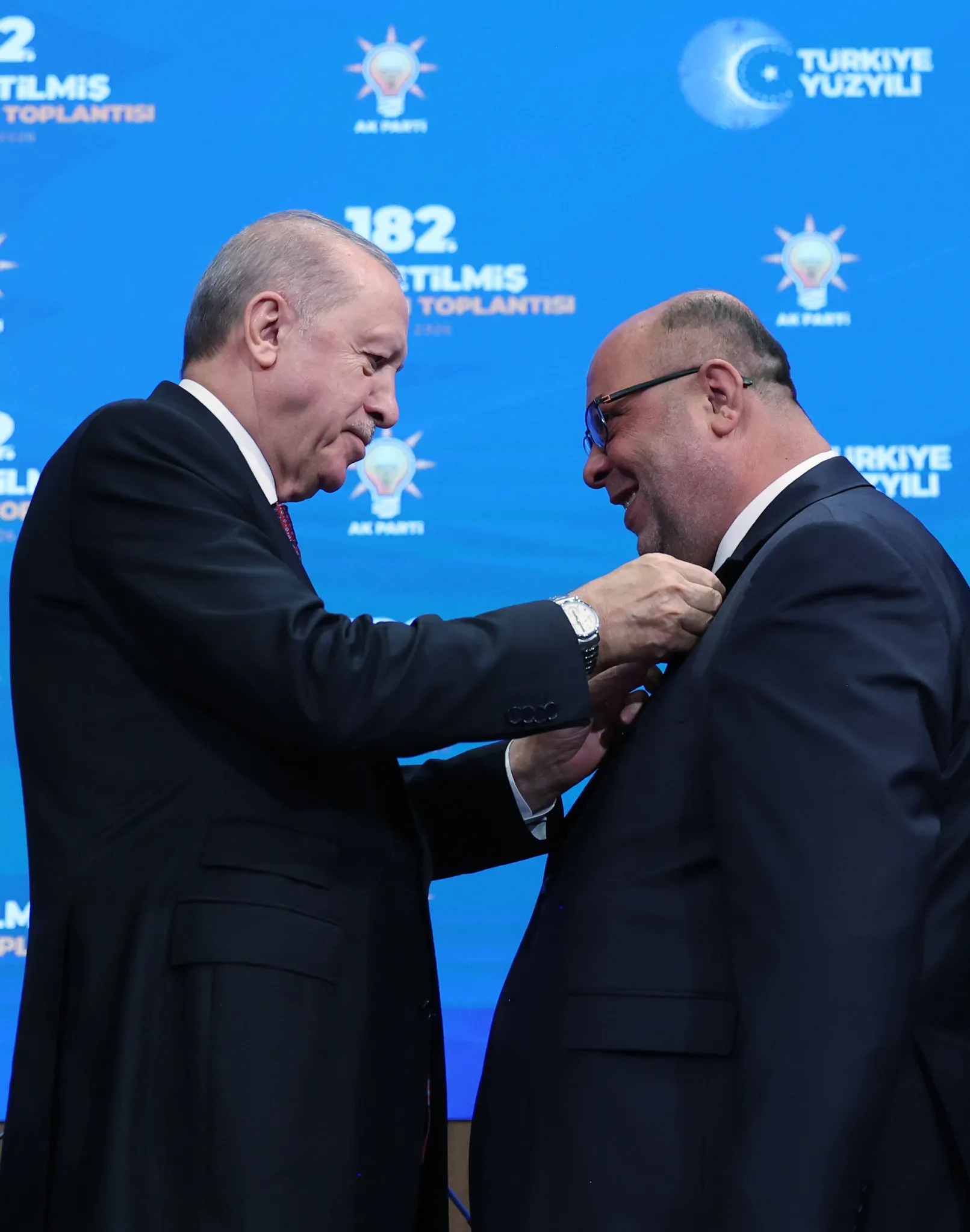 AK Parti’ye yeni katılımlar! CHP, Yeniden Refah ve İYİ Parti'li 9 isme rozetler Başkan Erdoğan'dan