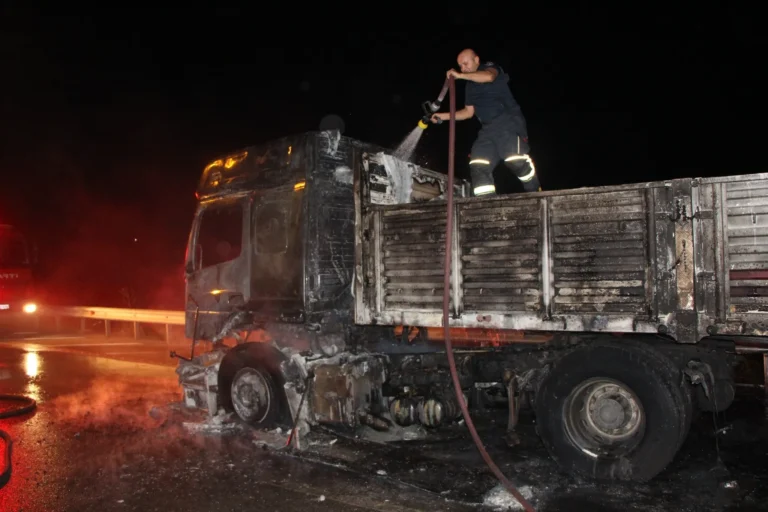 Amasya'da TIR'ın kupa kısmında yangın! Araç kullanılamaz hale geldi