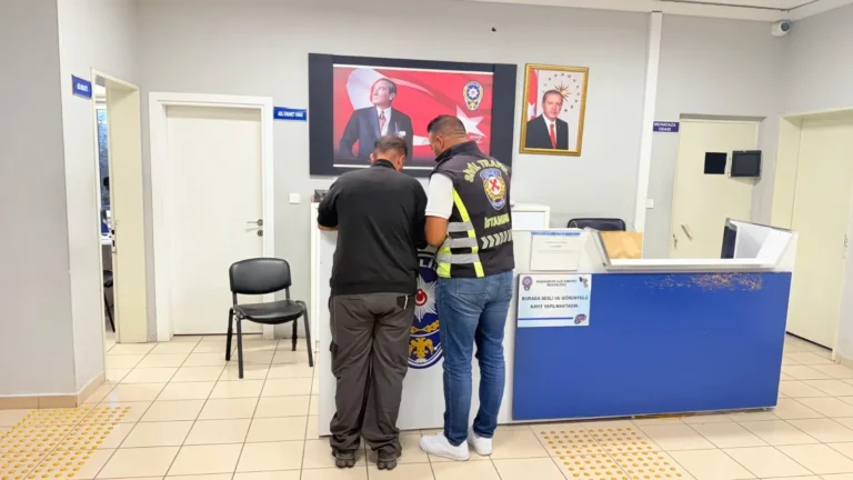 Ambulansa dakikalarca yol vermedi! Trafik magandasına ceza yağdı