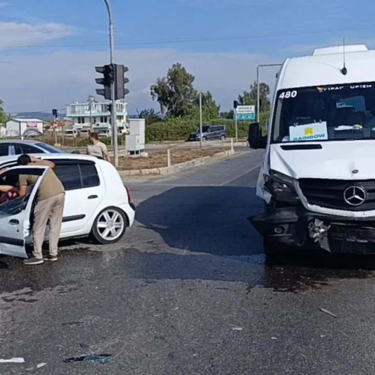 Antalya Manavgat'ta elektrik kesintisi kazaya davetiye çıkardı: Tur minibüsü otomobille çarpıştı, 2 yaralı