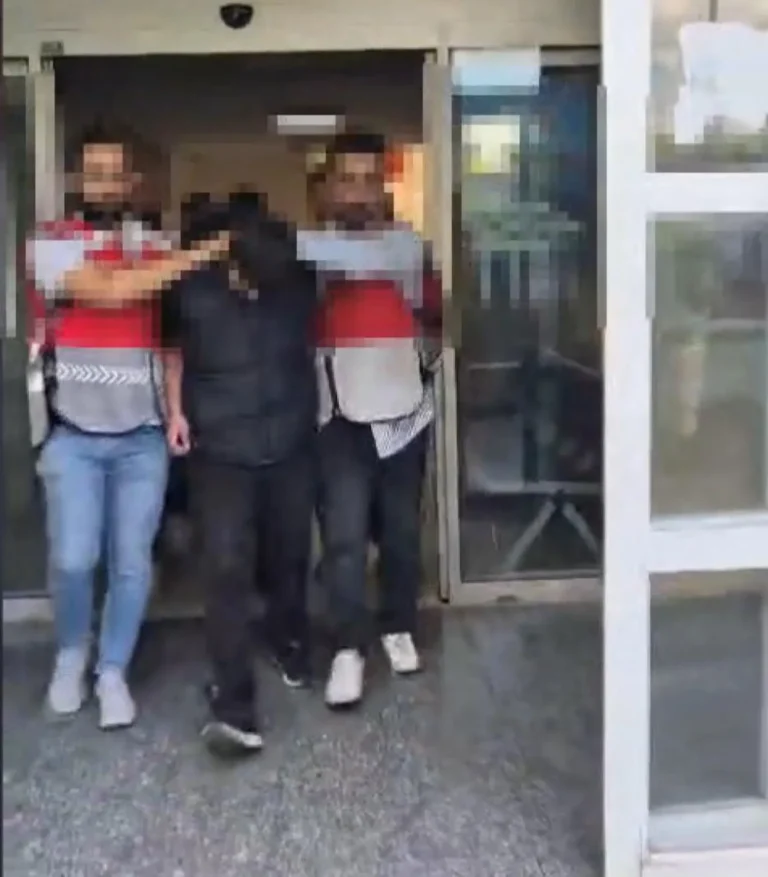 Bağcılar’da sosyal medya tartışması bıçaklı kavgaya dönüştü: 1’i ağır 2 yaralı