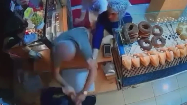 Bağcılar'da vicdansızlığın böylesi! Kadın esnaf çocuklarının gözü önünde darbedildi