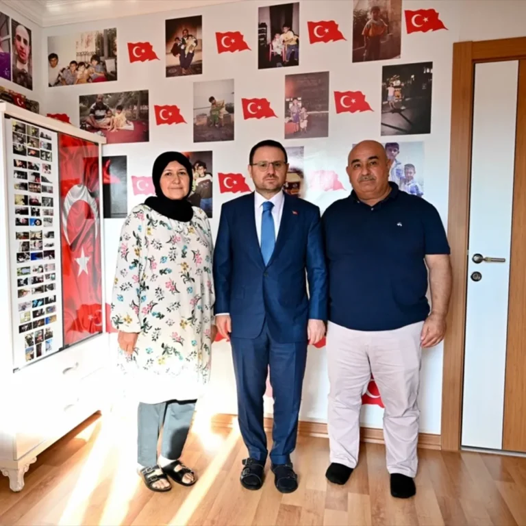 Bakan Gürlek'ten şehit ailesine anlamlı ziyaret
