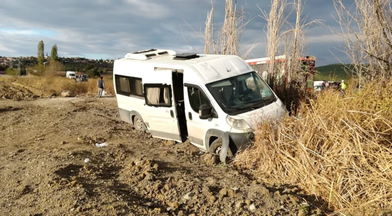 Balıkesir'de işçi servisi şarampole yuvarlandı: 13 yaralı