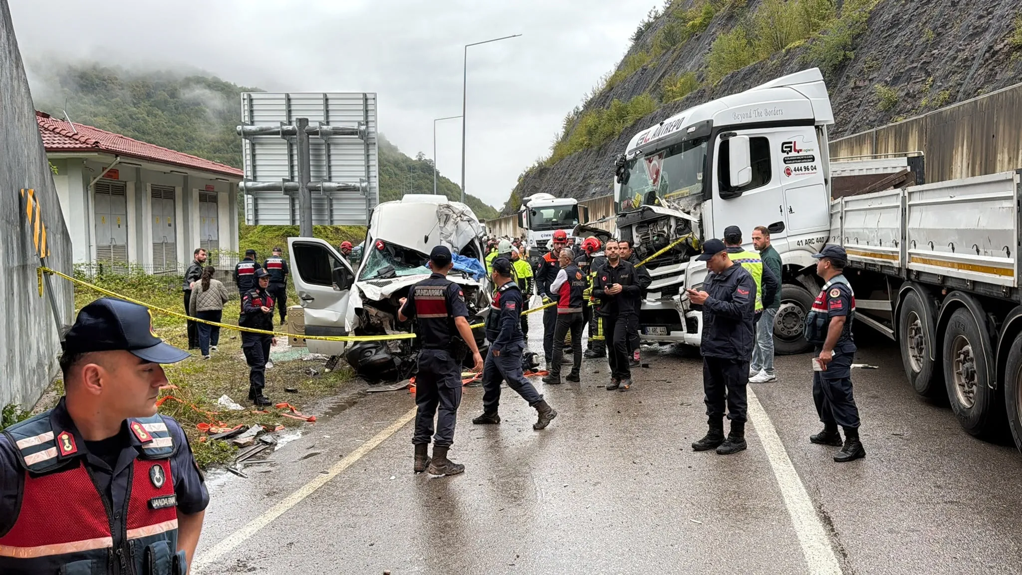 Bartın-Karabük yolunda feci kaza! Tünel çıkışında can pazarı: 1 ölü, 11 yaralı