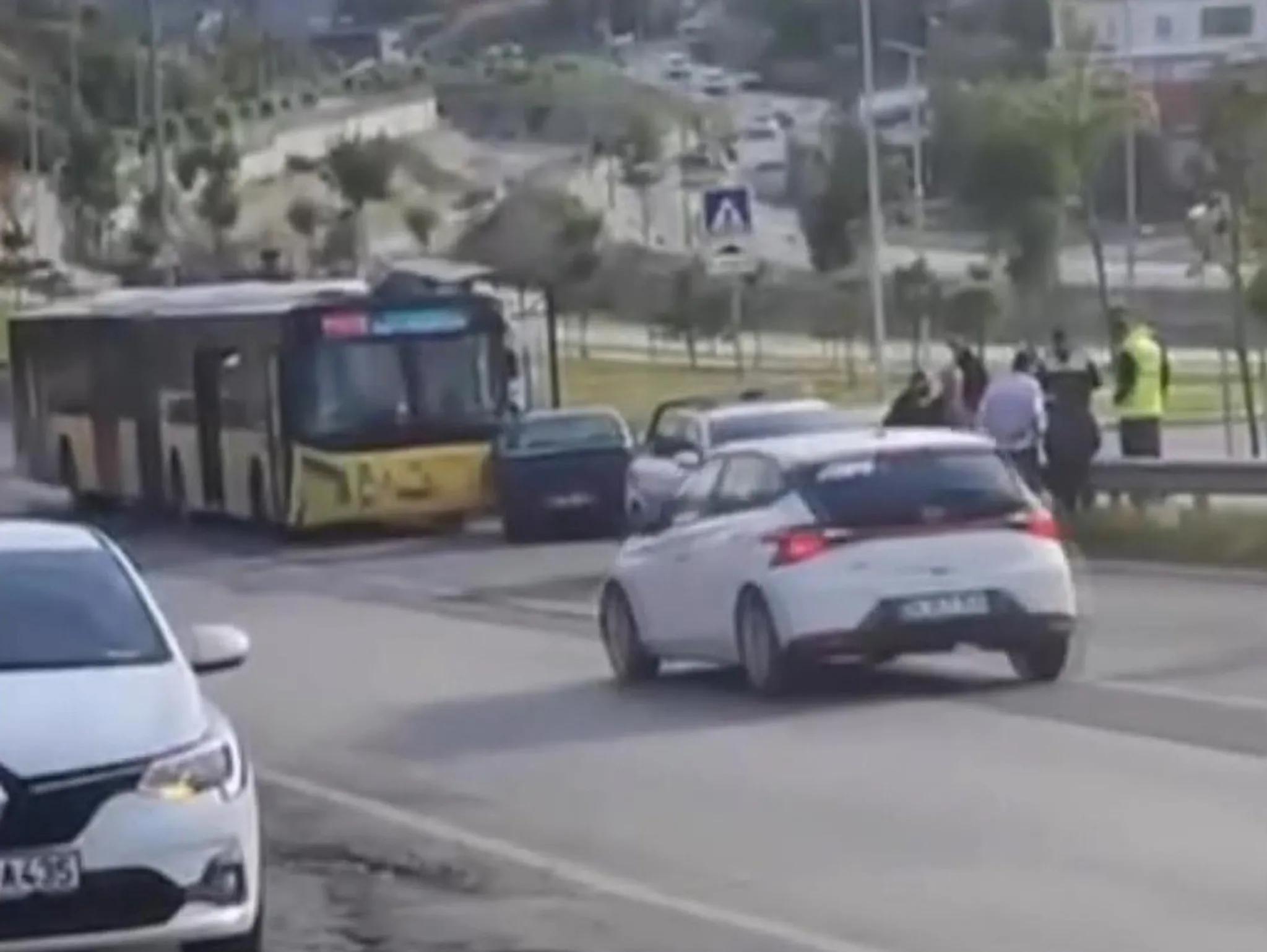 Başakşehir’de İETT otobüsü ile otomobil çarpıştı: 3 yaralı