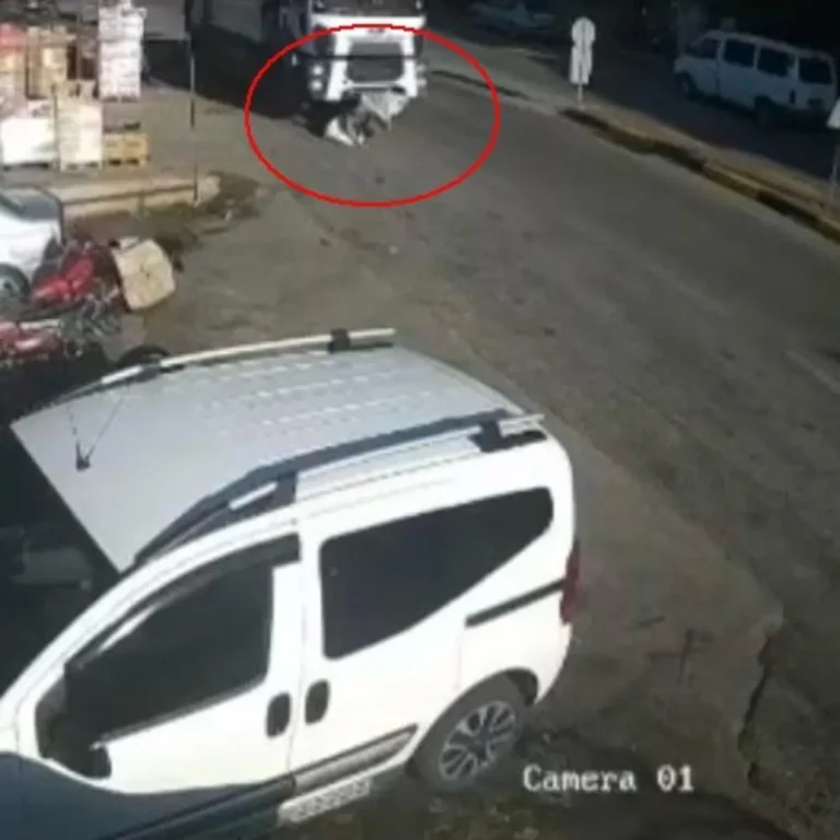 Çöp kamyonunun altında can verdi! Hurda toplayıcısının feci ölümü kamerada