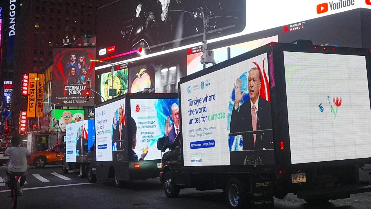 Cumhurbaşkanı Erdoğan'ın mesajları New York'ta dev ekranlarda