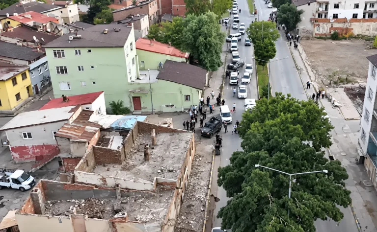 Erzurum’da boşanma kavgası silahlı çatışmaya dönüştü: 1’i polis 12 yaralı