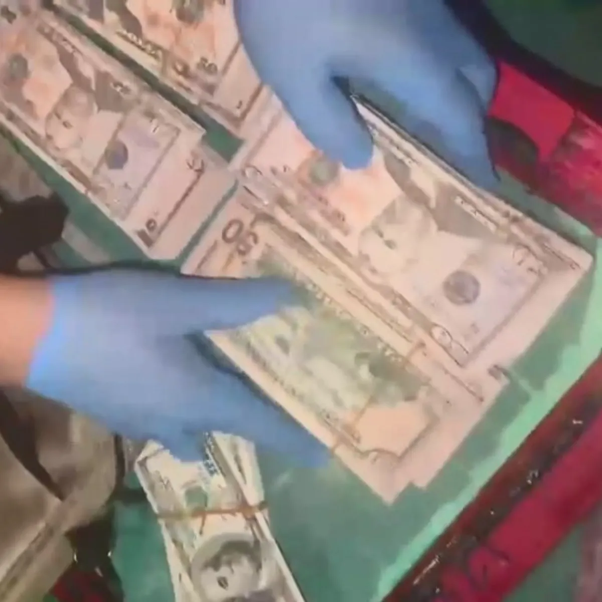 Fatih’te sahte para operasyonu: 963 bin 800 euro ve 1 milyon 680 bin euroluk tabaka para ele geçirildi
