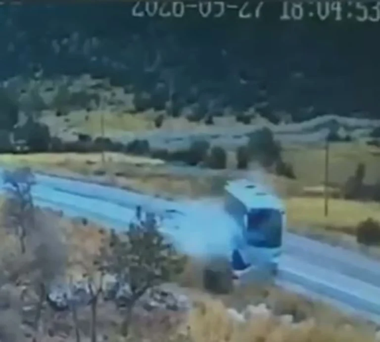 Gaziantep’te katliam gibi kaza! Yolcu midibüsü ile otomobil çarpıştı: Ölü ve yaralılar var