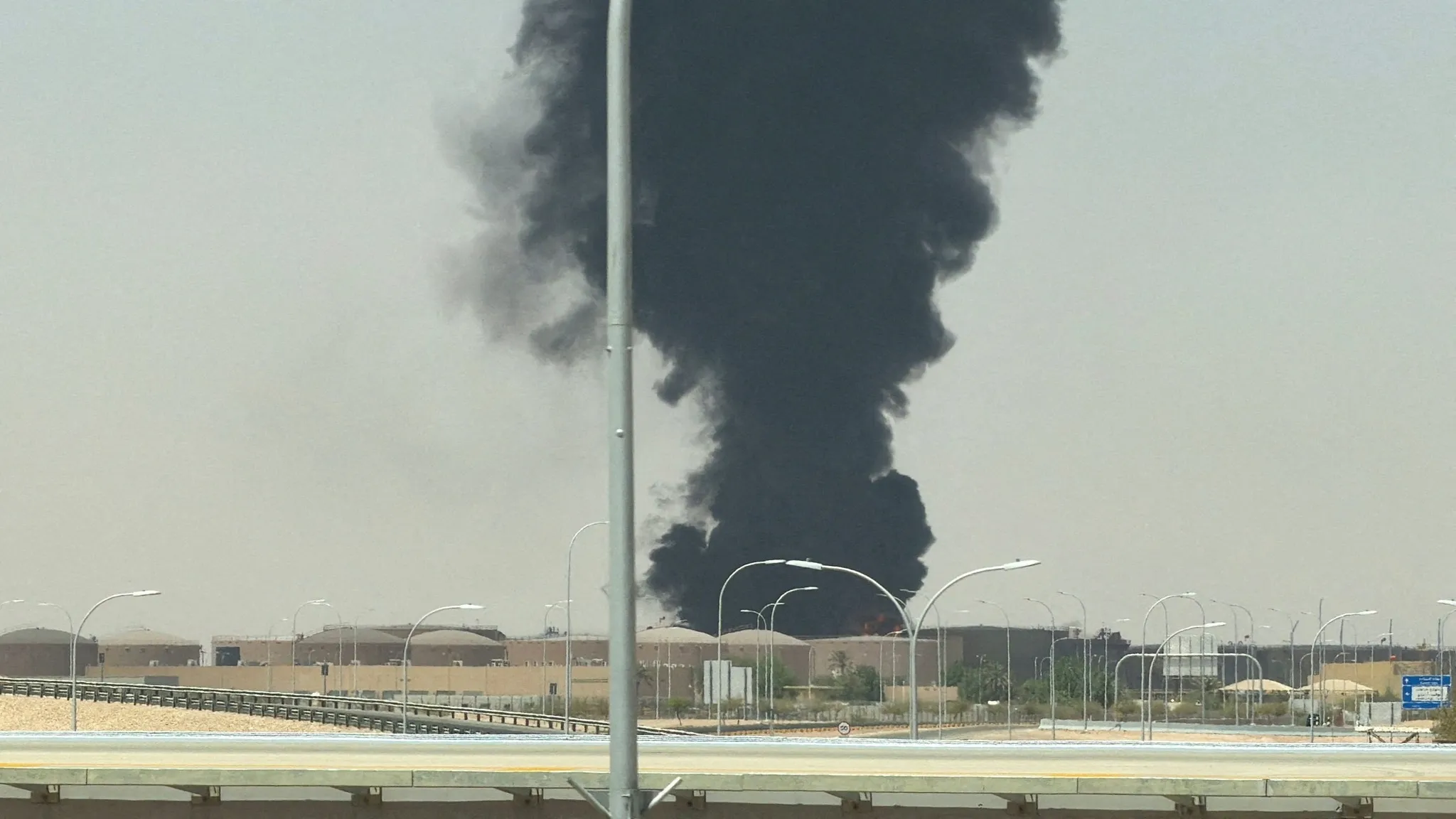 Husilerden Suudi Arabistan'a füze ve SİHA saldırısı: Havalimanı ve Aramco hedef alındı