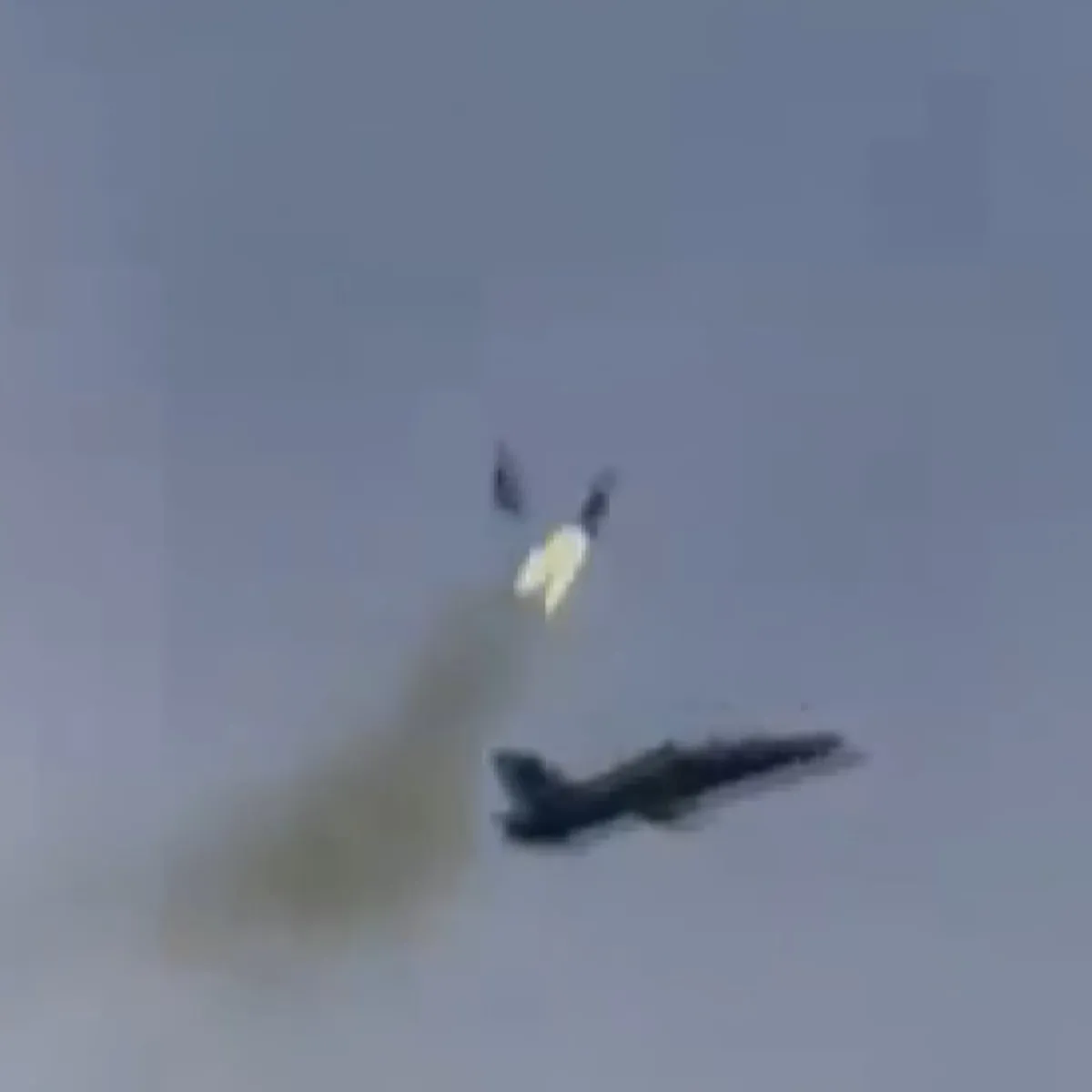 İngiliz ordusuna ait eğitim uçağı düştü! 2 pilot fırlatma koltuğuyla kurtuldu
