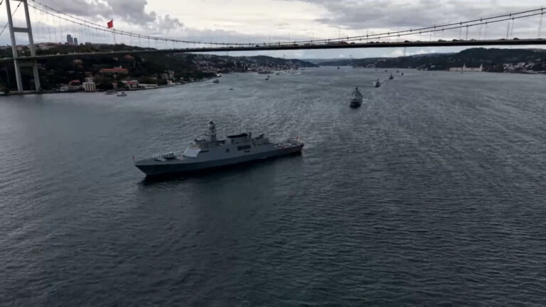 İstanbul Boğazı'nda geçit töreni