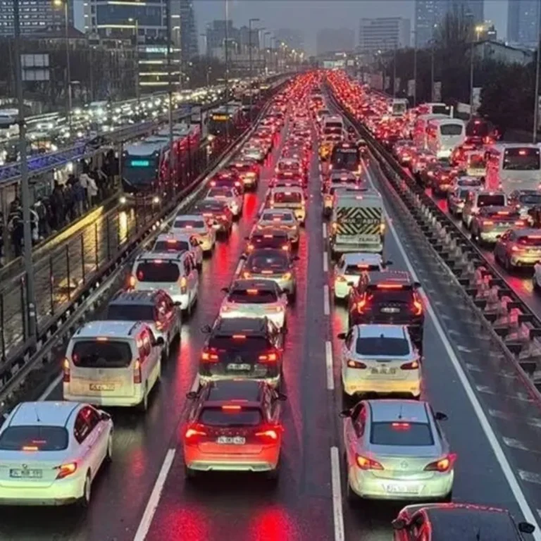 İstanbul'da sabah yağmuru trafiği kilitledi