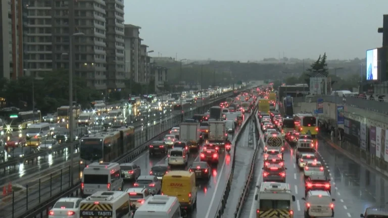 İstanbul’da trafik felç! Köprü ve TEM'de uzun araç kuyrukları