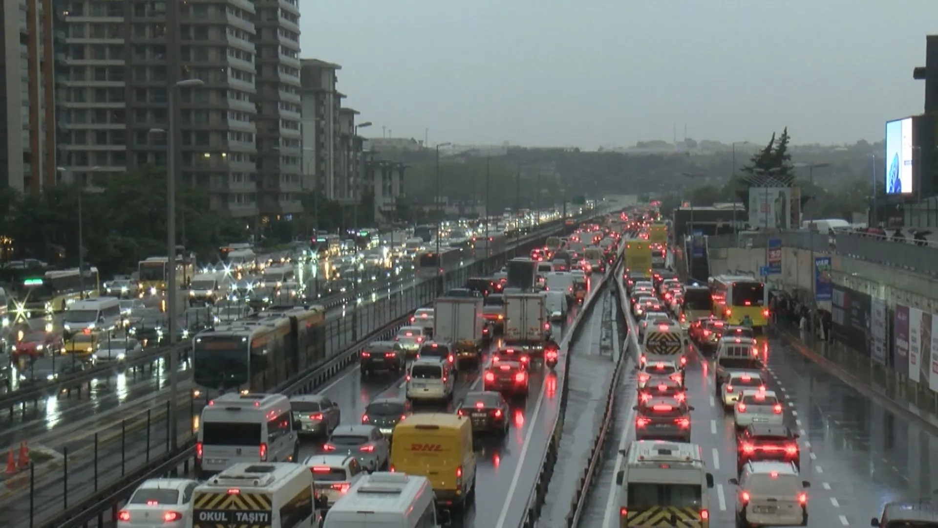 İstanbul’da trafik felç! Köprü ve TEM'de uzun araç kuyrukları