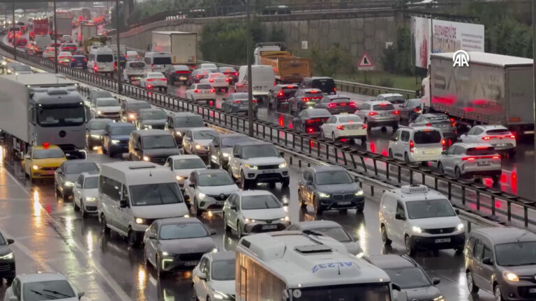 İstanbul'da yağmur trafiği! Yüzde 89'a ulaştı