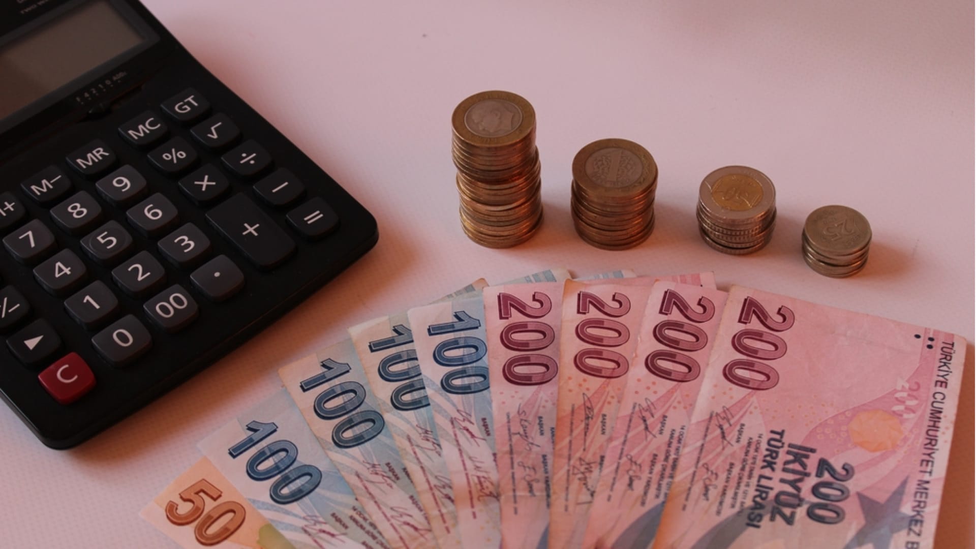 İşveren çalışanlarına eşit oranda zam yapmak zorunda mı?