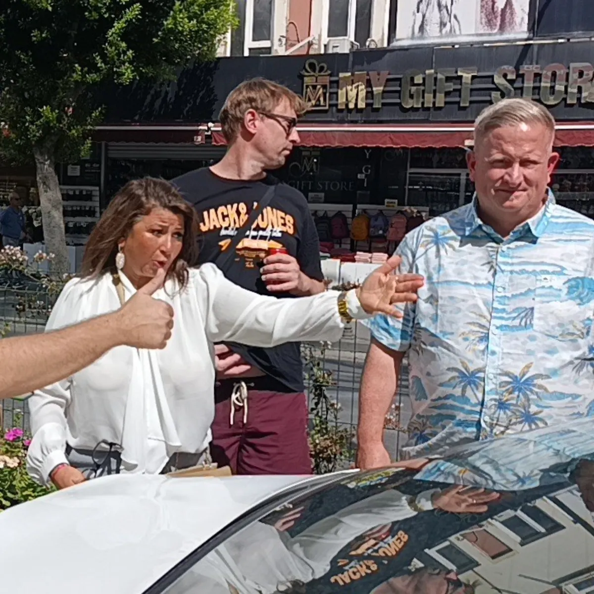 Kazada haklılığını anlatamayan Alman turiste vatandaşlar sahip çıktı