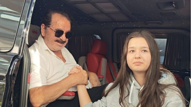 Kızını yalnız bırakmadı