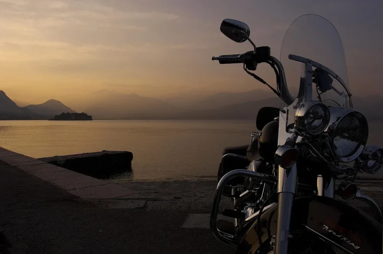 Malatya'da motosikletli sürücünün tehlikeli şovu kameraya yansıdı