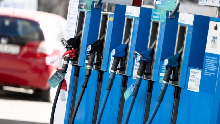 Almanya’da benzin fiyatı litre başına 2,30 avroyla rekor kırdı