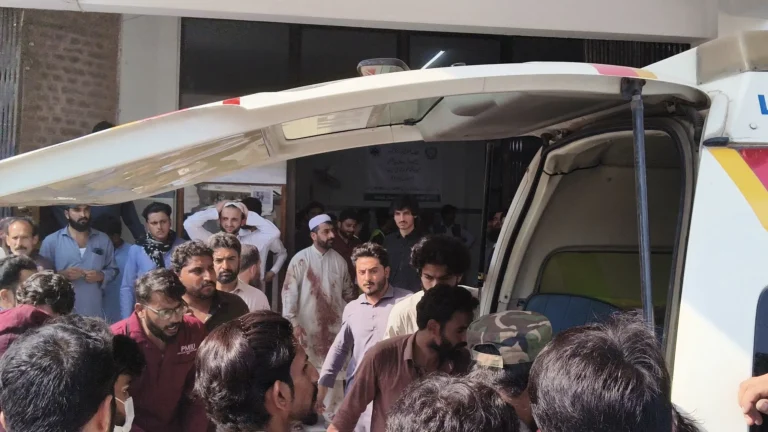Pakistan'da intihar saldırısı! Caminin yakınında patlamada çok sayıda ölü ve yaralı var