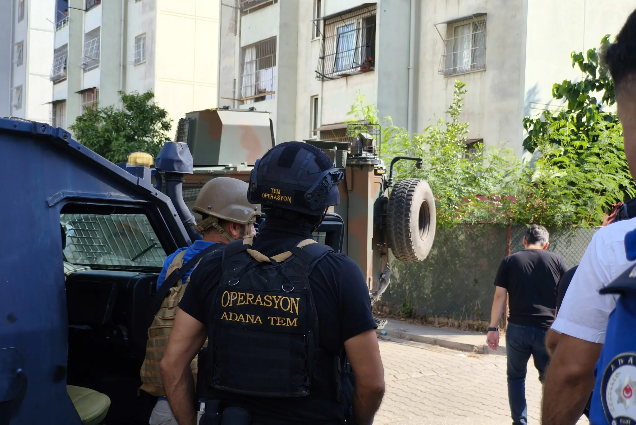 Polise kurşun sıkıp el bombasının pimini çekti! Özel Harekat ve TEM operasyon timinden film gibi müdahale