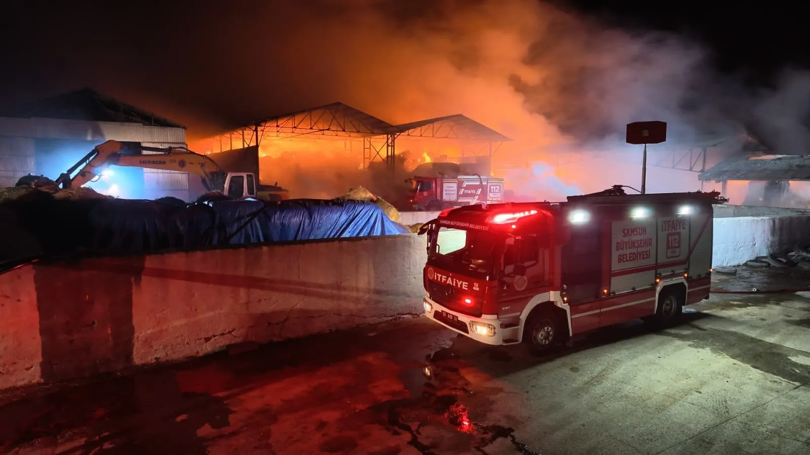 Samsun'da saman depolarında yangın! 5 bin balya için ekipler seferber oldu