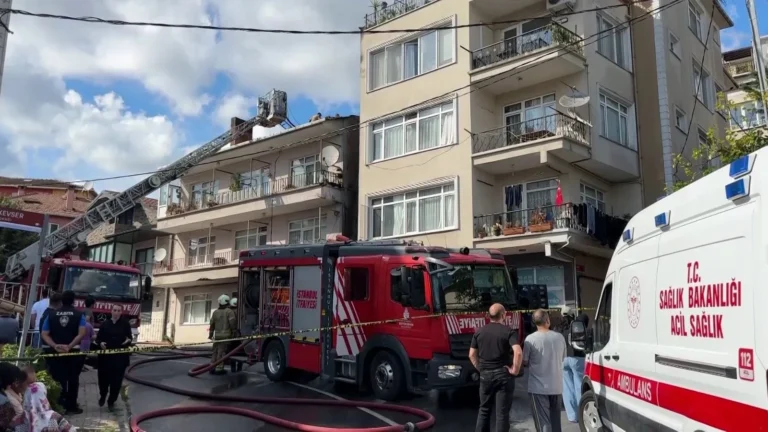 Sarıyer'de yangın 2 binanın çatısına sıçradı araç yandı!