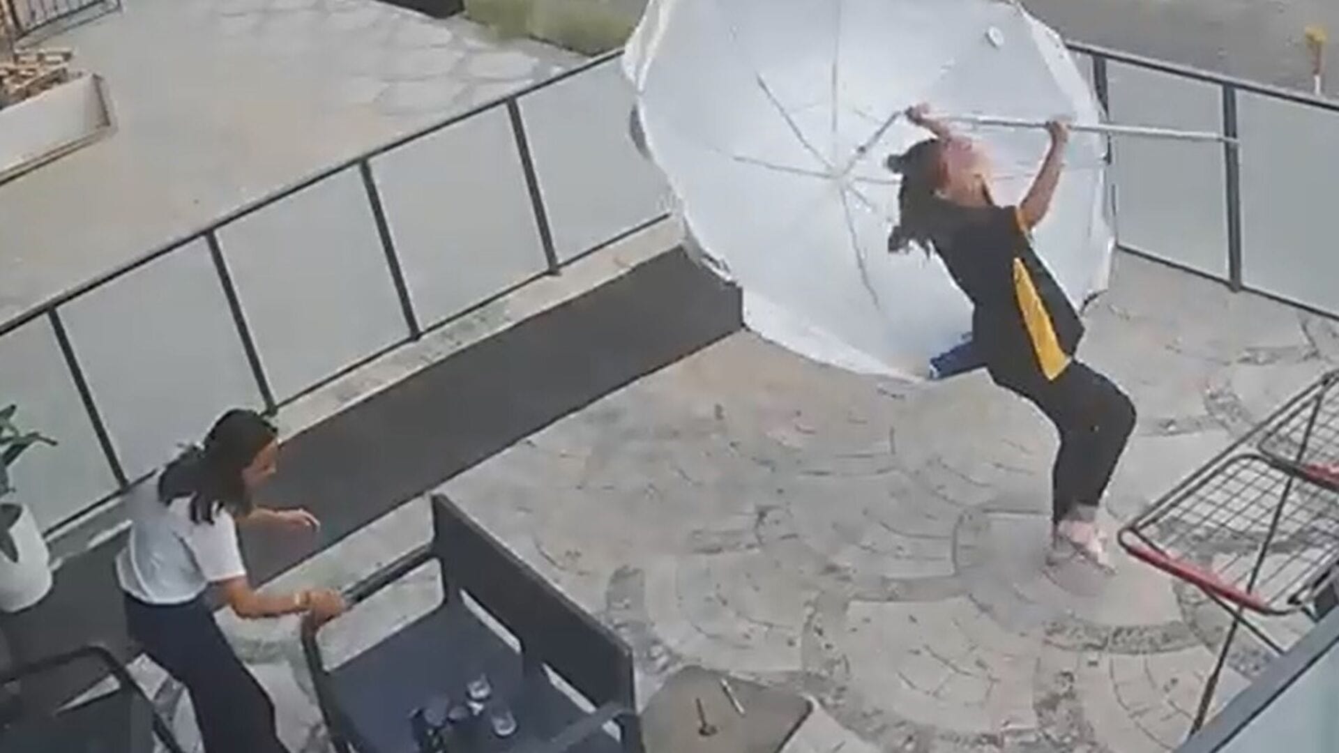 Şemsiye değil, genç kız uçtu
