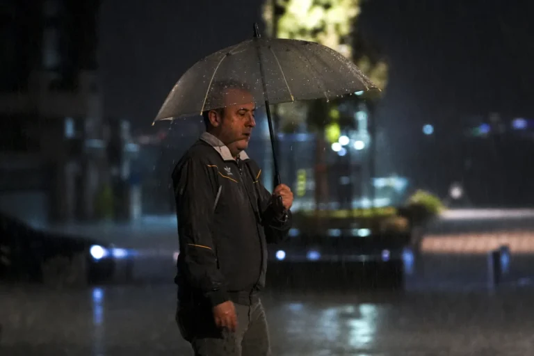 Şemsiyeleri kaldırmayın! İstanbul’da hava yeniden değişiyor: Gözler o saate çevrildi