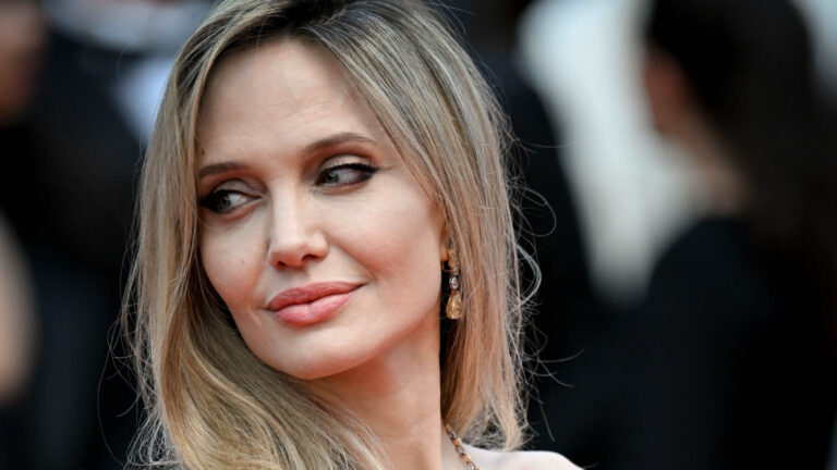 Angelina Jolie Ukrayna’da okulları ziyaret etti