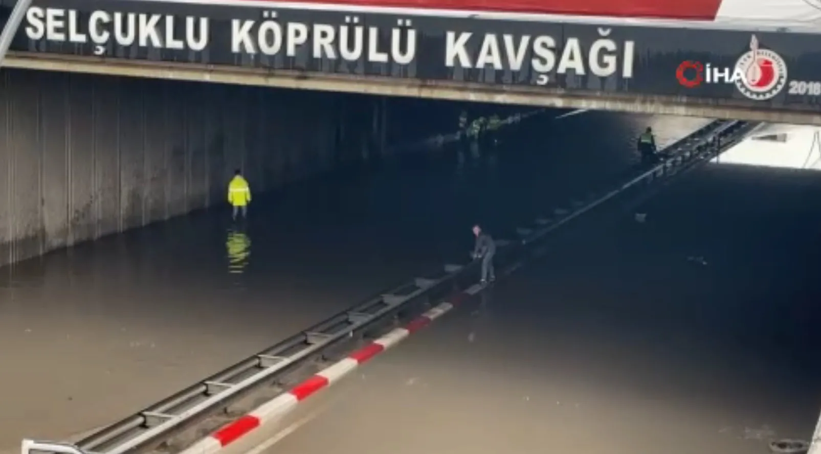 Uşak'ta sağanak ve dolu etkili oldu: Yollar göle döndü, bazı güzergahlarda ulaşım durdu