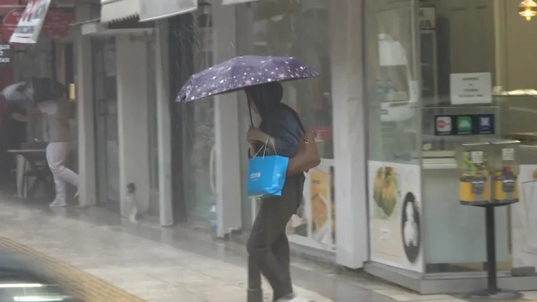 Yalova'da sabaha karşı başlayan sağanak hayatı felç etti: Metrekareye 30 kilogram yağış düştü