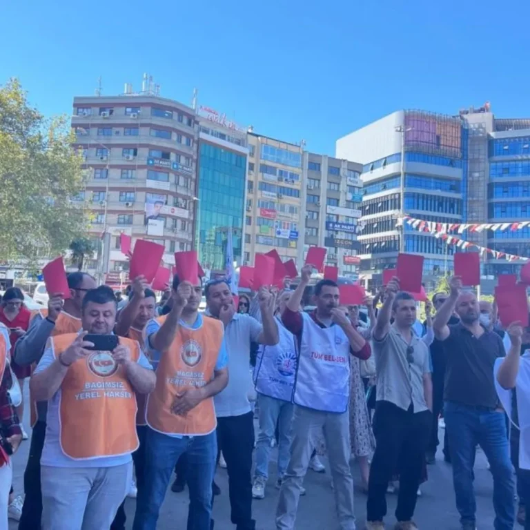Yeni Partili Konak Belediyesi işçilerinden 'kırmızı kart'lı eylem