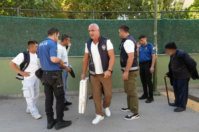 Zabıta ekipleri okul önünde bıçak satan seyyar satıcıya müdahale etti