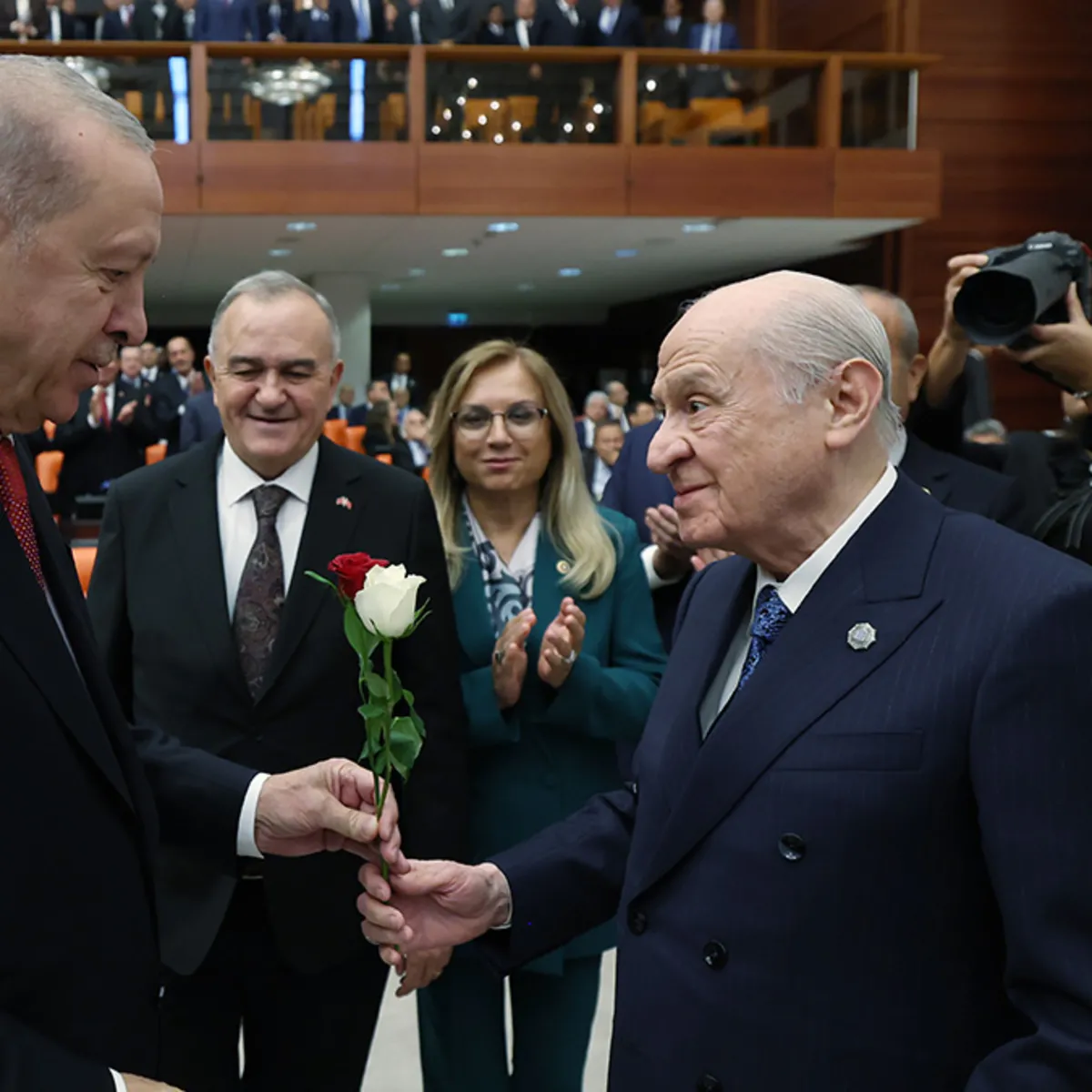 Başkan Erdoğan'dan Bahçeli'ye özel teşekkür: Bahçeli'den ise kırmızı-beyaz gül! Cumhur İttifakı'ndan birlik mesajı