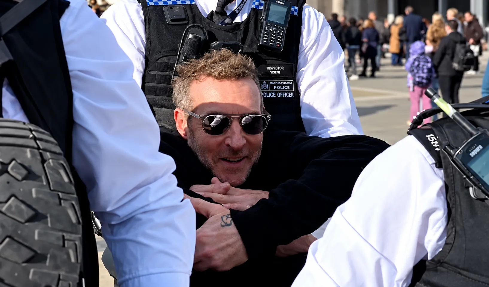 Filistin'e destek veren Massive Attack solisti Robert Del Naja, Palestine Action pankartı nedeniyle Terör Yasası kapsamında gözaltına alındı