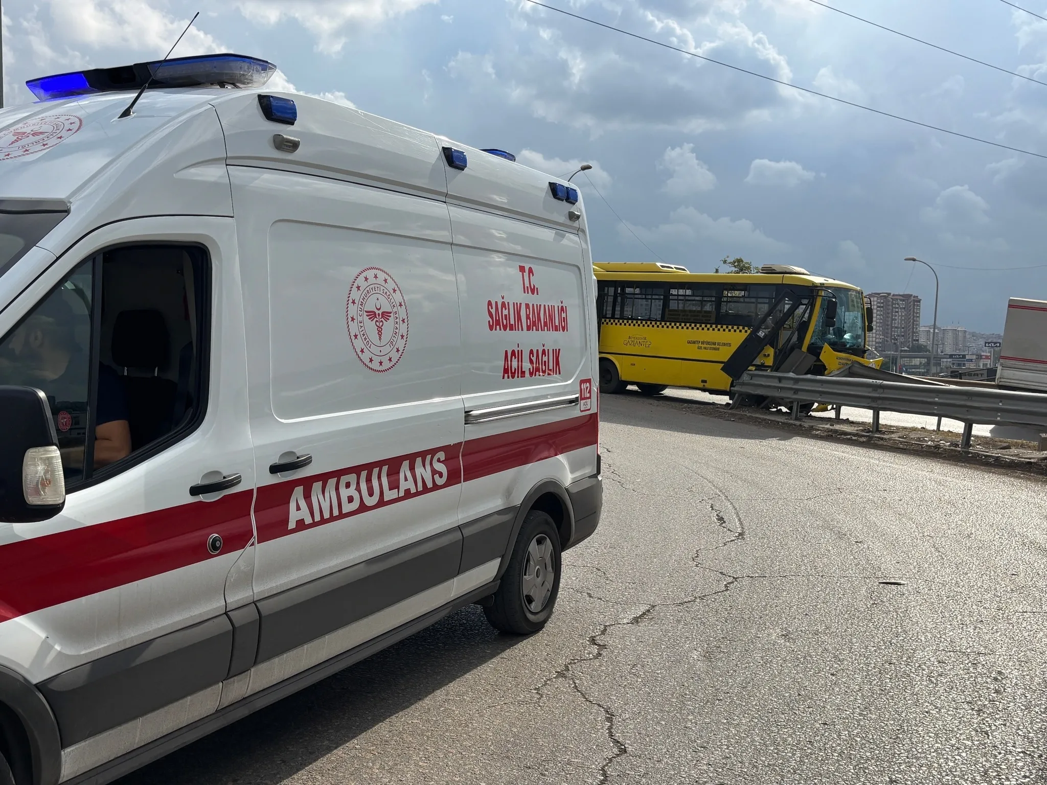 Gaziantep'te feci kaza: Halk otobüsü demir bariyerlere girdi, 9 yaralı var!