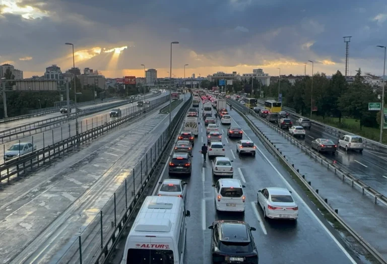 İstanbul'da trafik kilit! Yoğunluk yüzde 89'a çıktı araçlar ilerlemekte güçlük çekti