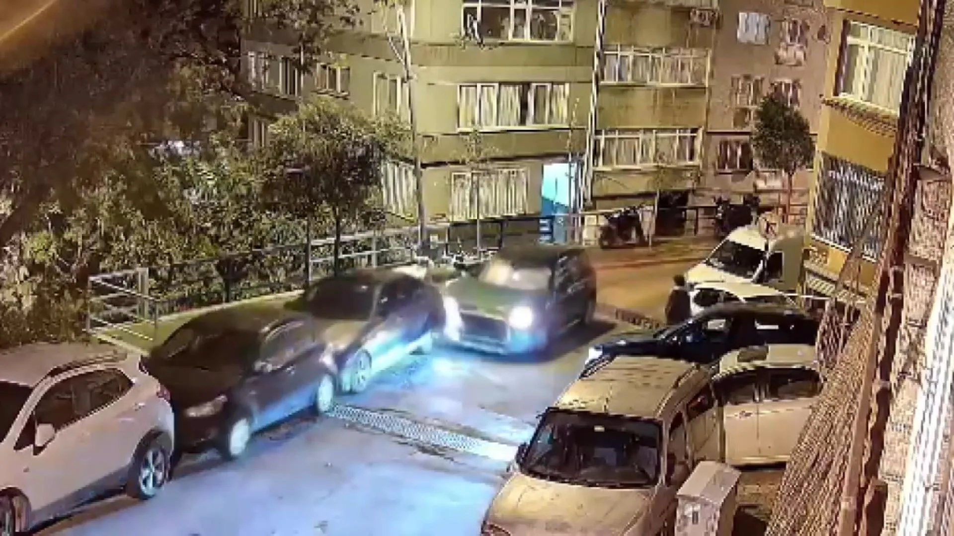 Şişli’de alkollü sürücü dehşeti! Polisin “dur” ihtarına uymadı, araçlara çarptı